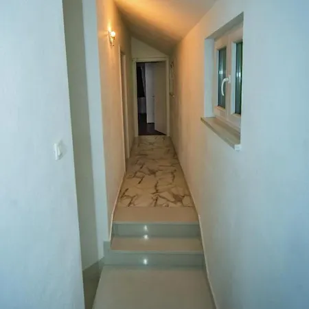 Mira Makarska - *